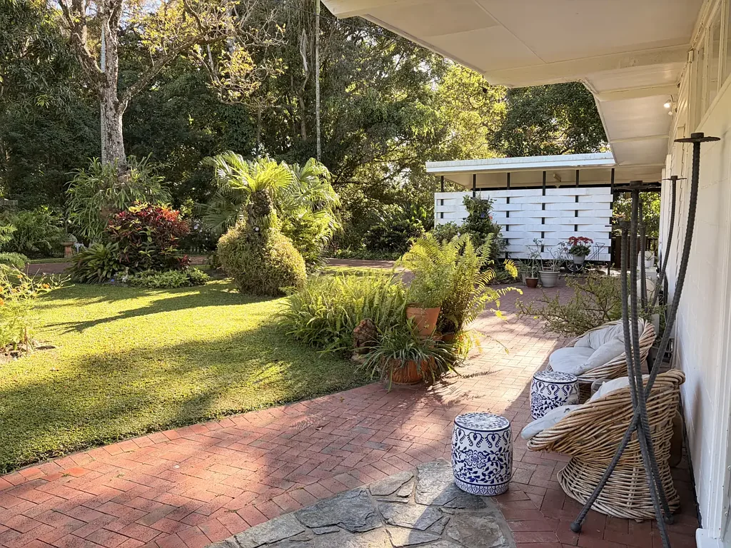 Charming Furnished 3-Bedroom Home with Stunning Botanical Gardens – Upper Earlville