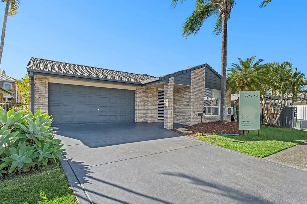Burleigh Waters 3غرفة نوم RECENTLY REFURBISHED, NORTH FACING FAMILY HOME READY TO MOVE IN!