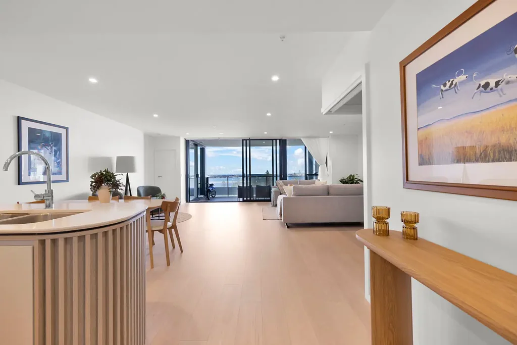 FULLY FURNISHED 150sqm Near new apartment with panoramic Broadwater views