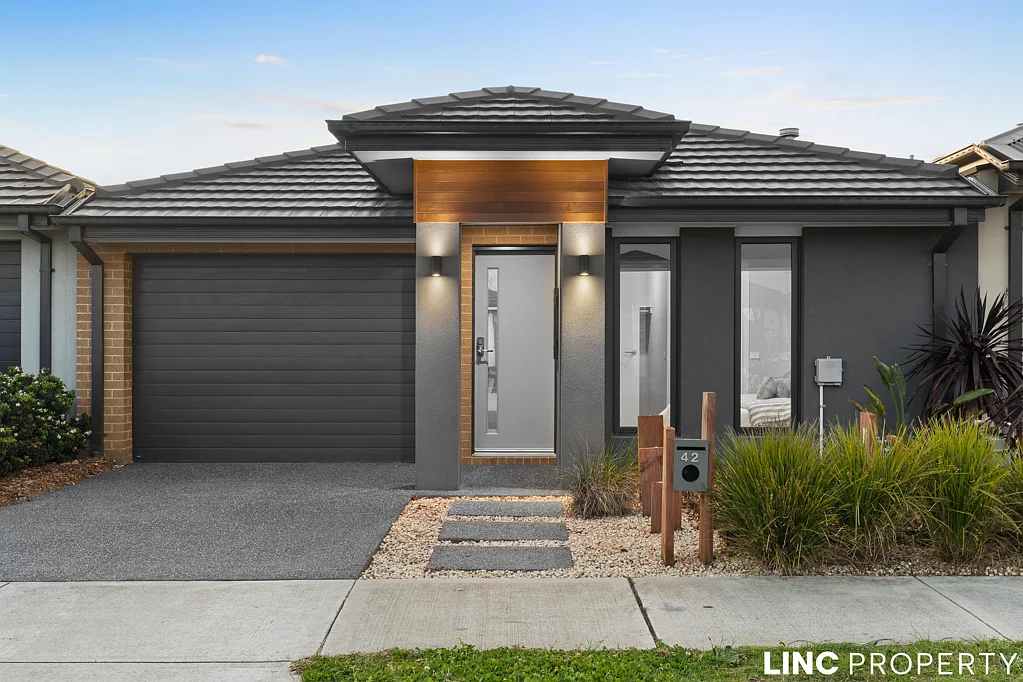 42 Diplomat Crescent, Cranbourne South, VIC 3977