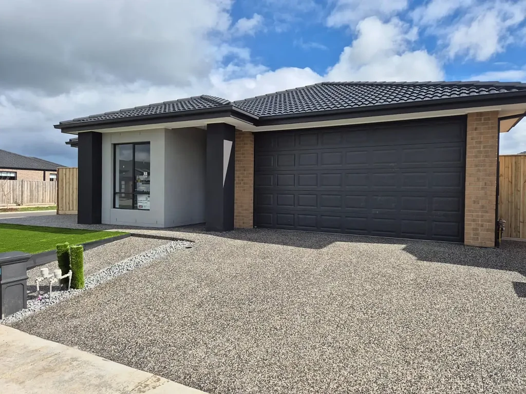 Spacious 4-Bedroom Family Home in Willara Waters Estate - Comfort & Convenience!