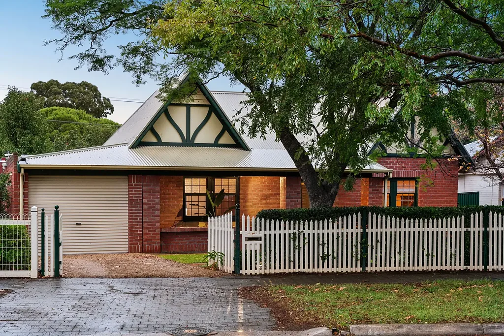 Colonel Light Gardens 3房  Comfort & Character: Renovated 3-Bedroom Home in Leafy Setting.