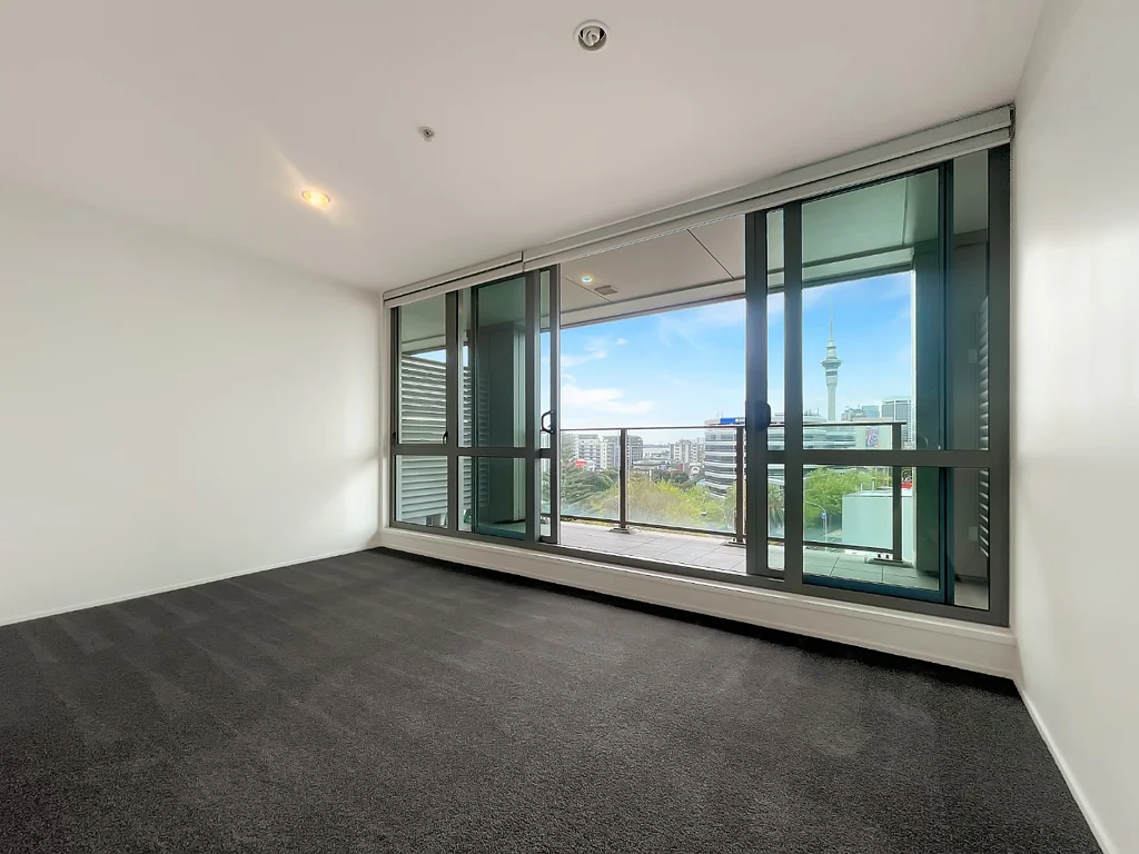 Sunny 2 bedroom apartment in the C-VU building with great view!