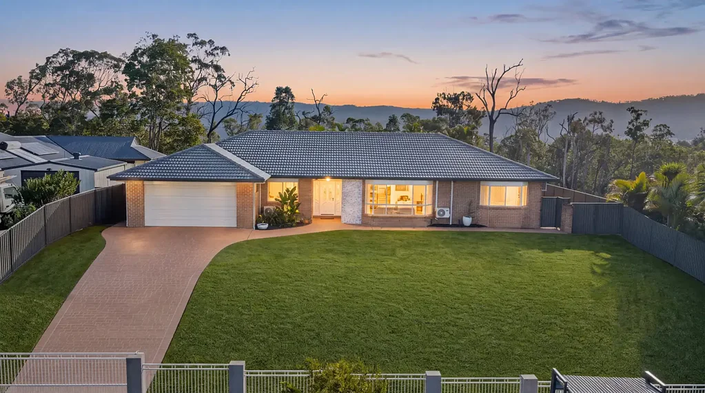 Oxenford 5房  Private Family Retreat on an Expansive 1,921m² Block