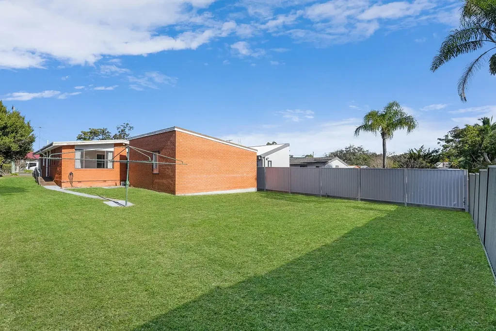 Lake Haven 4 Bedroom Big workshop - 696m2 Block - room for Granny Flat