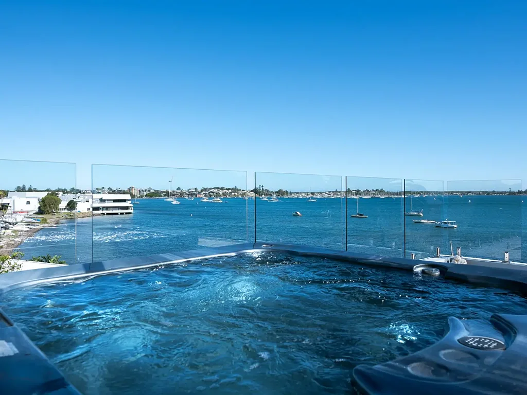 Belmont 4房  Elevated Lakeside Living with Panoramic Water Views