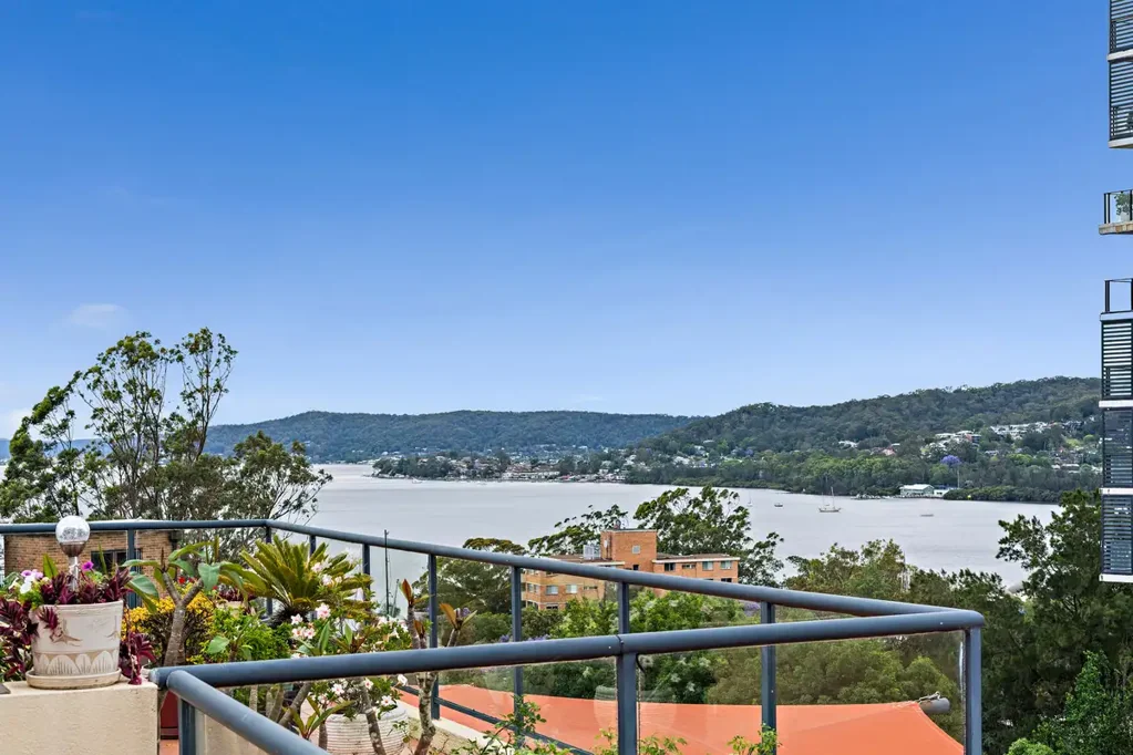 Gosford 3ห้องนอน Large, luxury family townhouse on the top floors, with water views & 258sqm on title!