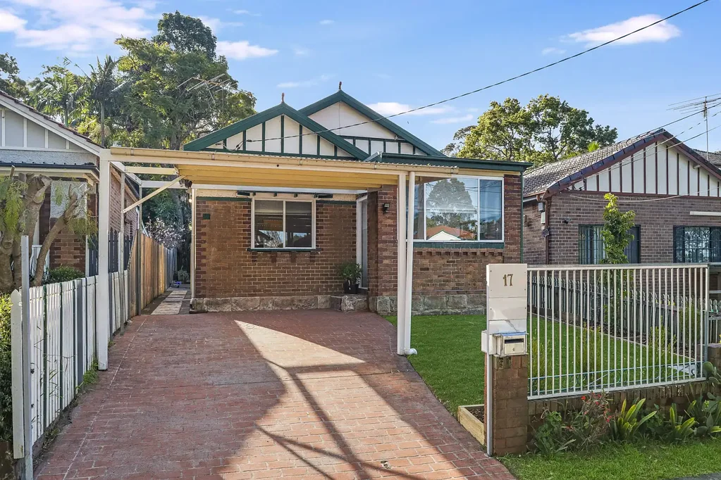 South Hurstville 5침실 Renovated Family Home with Modern & Spacious Granny Flat