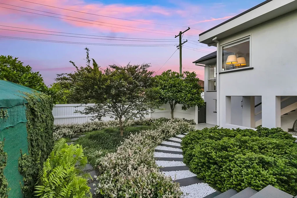 Fairfield 4Zimmer Elevated Luxury with Stunning City Views – 6km from Brisbane CBD!