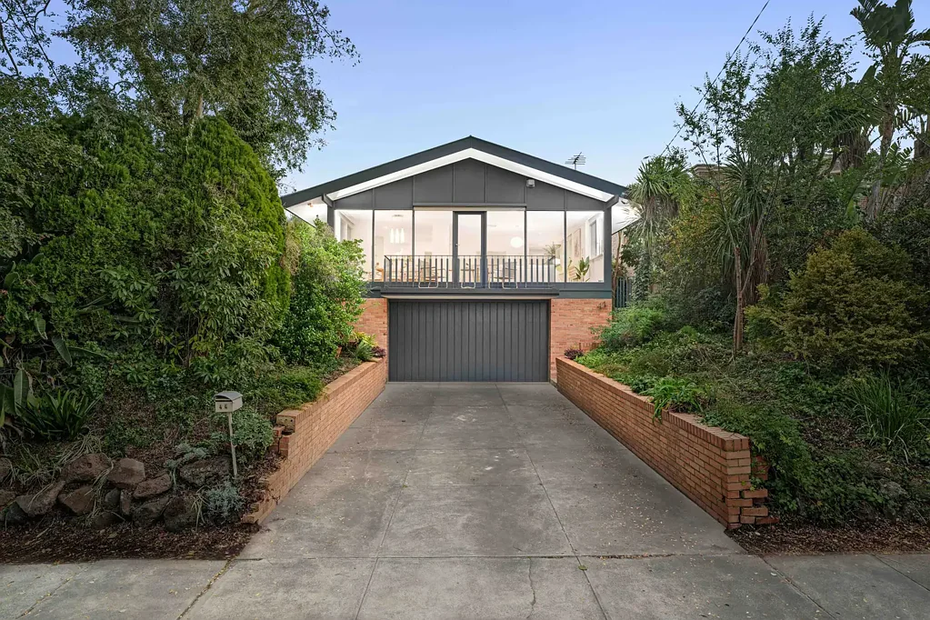 Balwyn North 4房 山顶景观视野 宽敞木地板 三卧绿荫朝向 主卧直通后院 中央冷暖舒适 Balwyn高学区内 双车库全封闭院 Hilltop Family Living in the Heart of Balwyn North | Premium School Zone