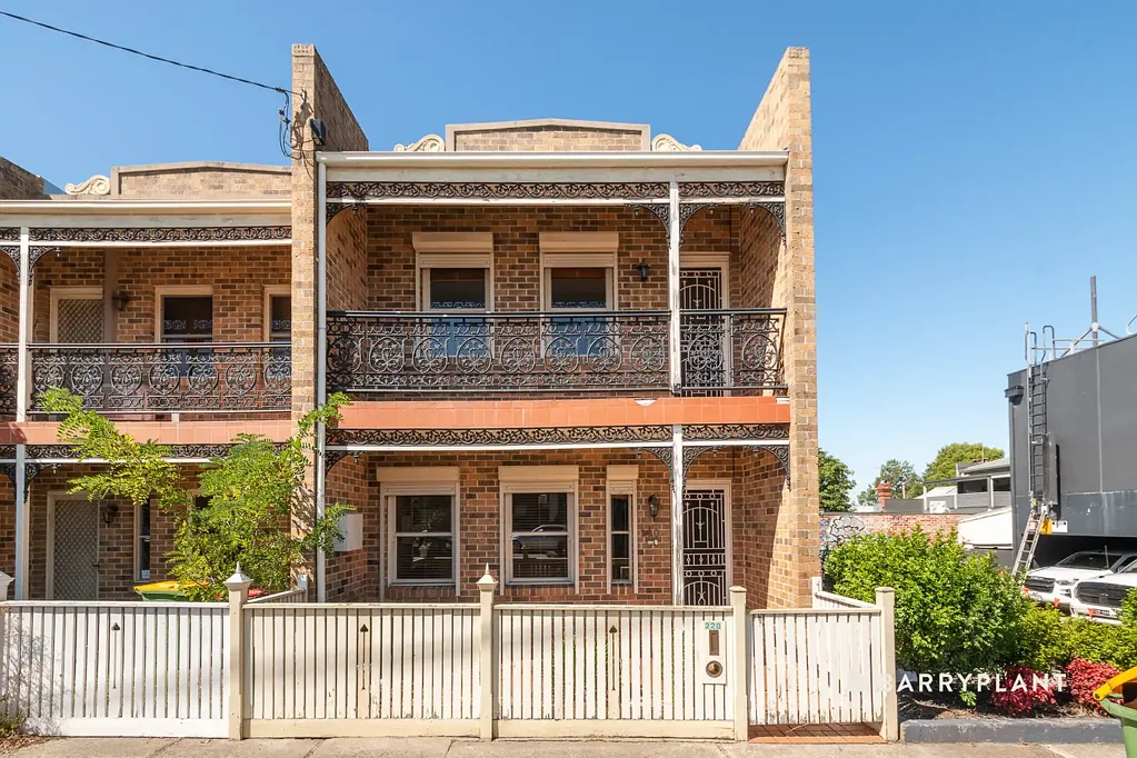 Large Townhouse in an Amazing Location!