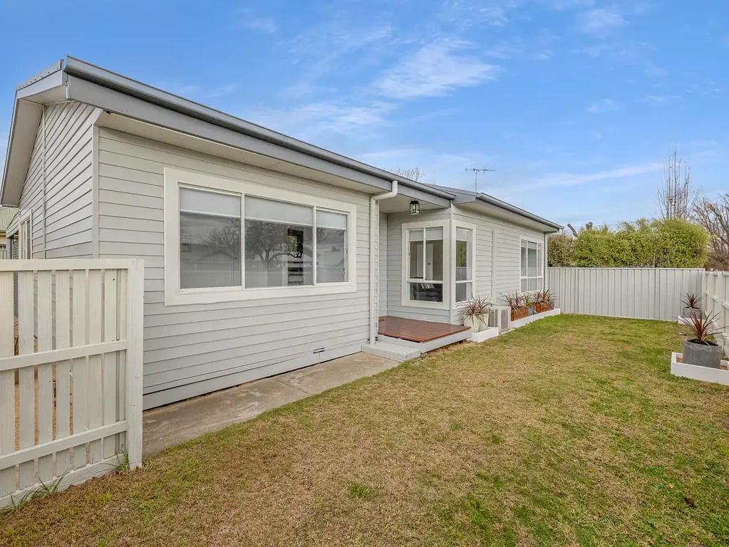FULLY RENOVATED TOWNHOUSE IN WEDGE STREET