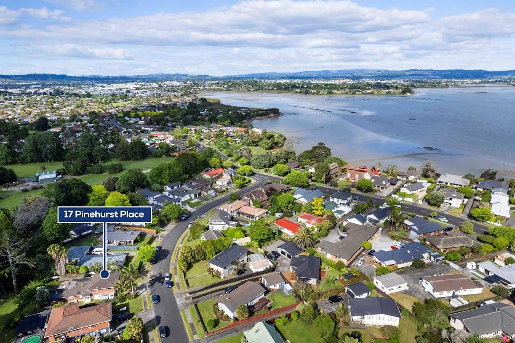 Wattle Downs 3房  Solid Family Home; Golf Course Frontage