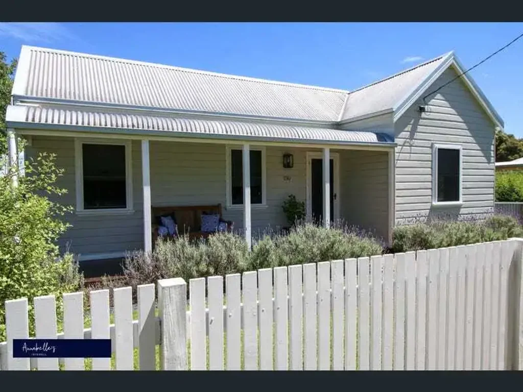 Inverell 3Moenga Hampton Style Stunner!