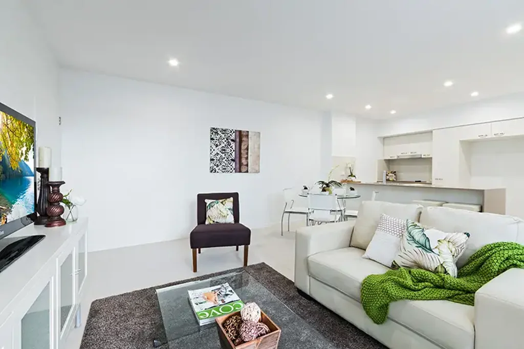Quiet unit Away from the main road with pool view - Rent will increase to $660pw after 2 months