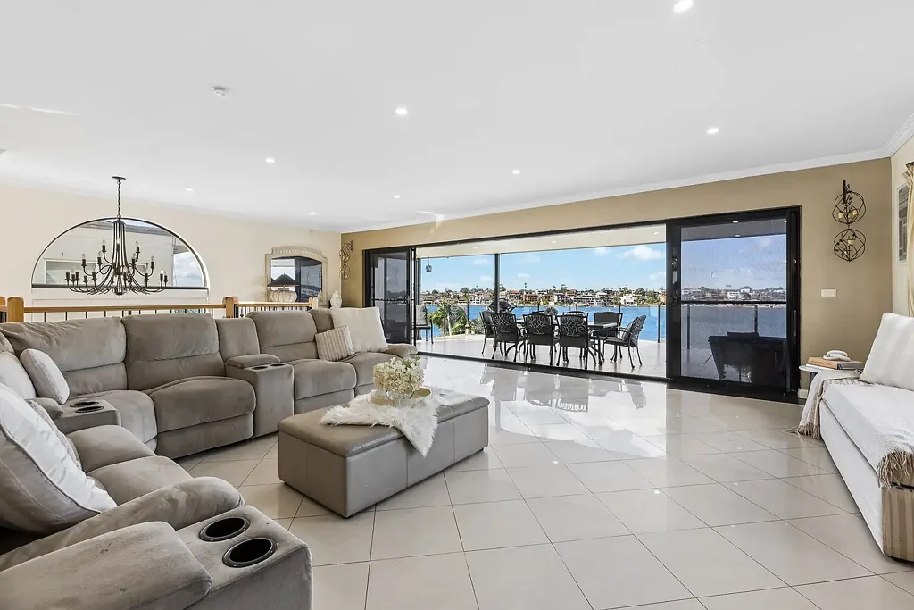 Kogarah Bay 5房 Kogarah湾全景视野 杂志封面厨房 主卧套间带私人阳台 黑色花岗岩台面 娱乐阳台俯瞰海湾 双车库储物空间 Where the water fills the room.