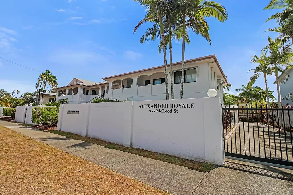 STUNNING THREE BEDROOM GROUND FLOOR UNIT - "ALEXANDER ROYALE"