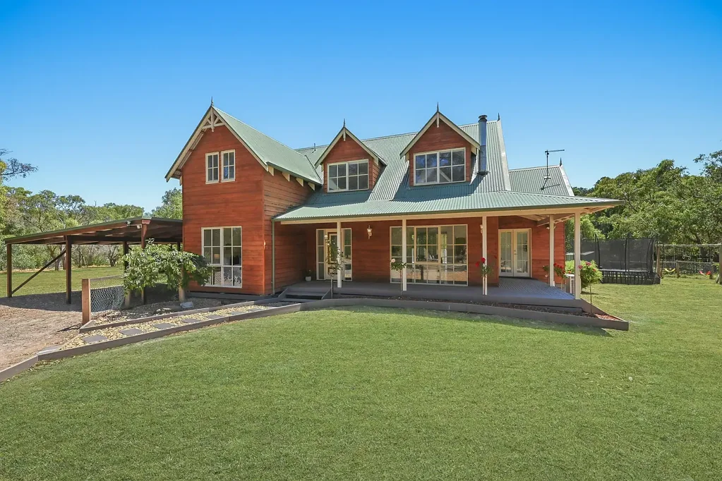 Langwarrin 3房 乡村魅力住宅 2.5+acre土地 三卧加书房 现代厨房设计 广阔户外空间 洋溢自然宁静 Character Family Home on 2.5 Acres (approx.)