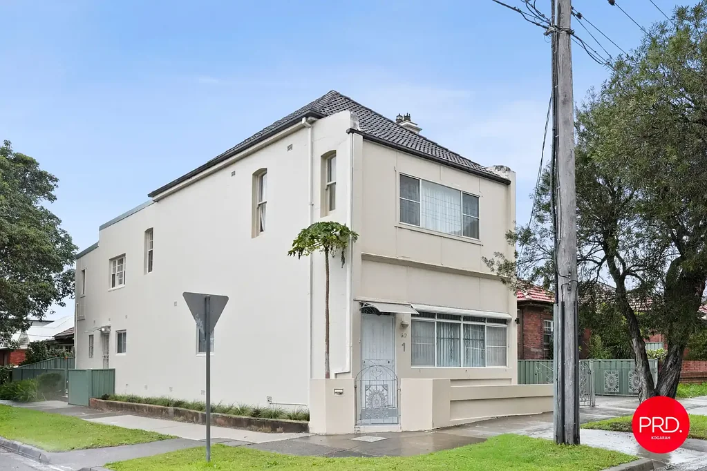 Kogarah 5房 Kogarah黄金转角地块 双层独立住宅 两套独立住家 灵活空间 长期价值 车库车位 配套便利 Exceptional Dual Occupancy in Prime Kogarah Location