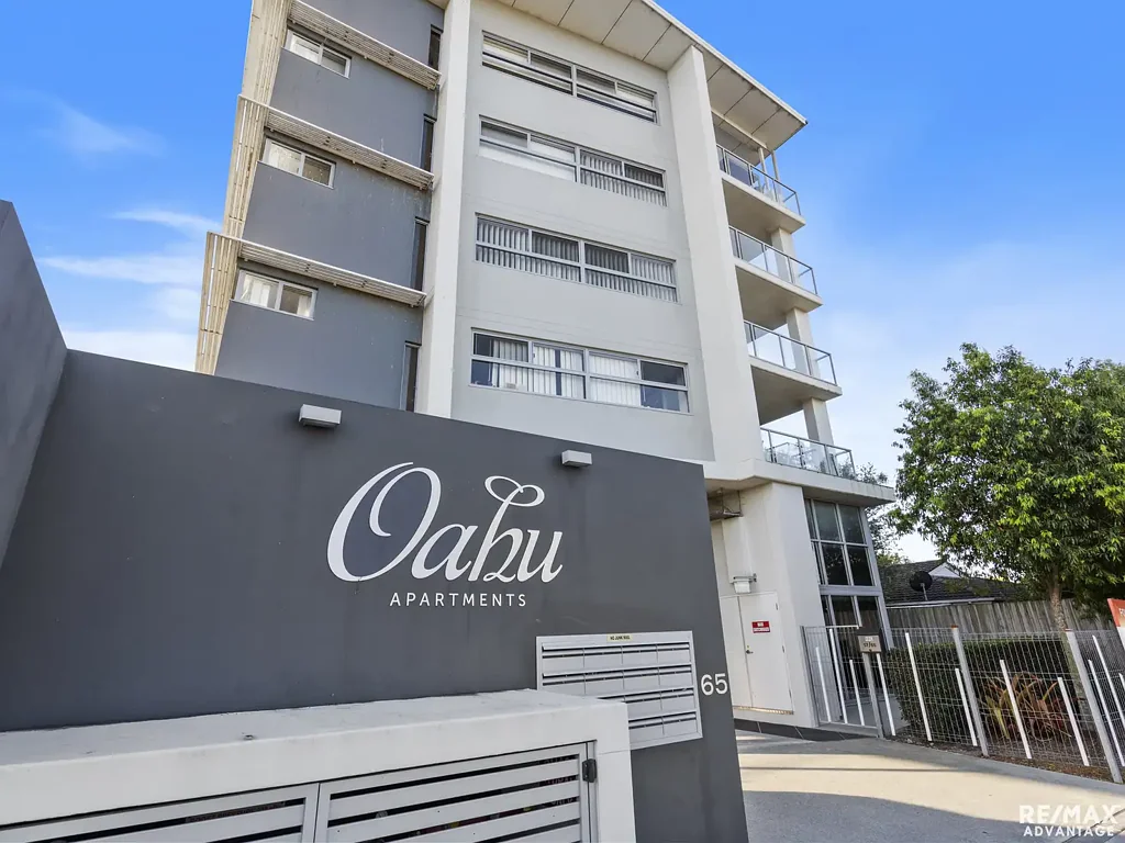 Wynnum 2房 高处俯瞰郊区景观 海湾微风 步行至滨水区 短距平缓步行至CBD火车站银行咖啡馆 精品建筑Colorbond屋顶 逆向循环供暖制冷 全功能厨房独立洗衣区 卧室带衣柜通阳台海风 对讲机电梯内部入口 宽敞开放式屋顶娱乐区 Top Floor Unit, Views  - Central Wynnum - Investors - Open Sat 9am