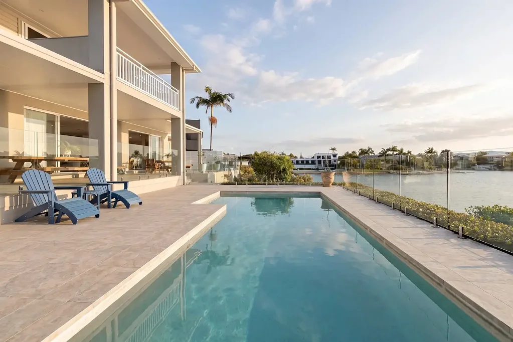 Bundall 5Kwarto Hamptons-Inspired Family Entertainer on Wide Water