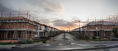 盲目疯狂建烂尾！大批两居室新房滞销，建筑商排队宣告破产