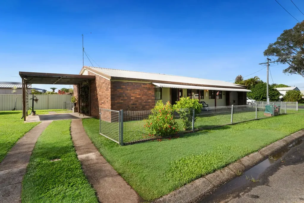 Urangan 2कमरा Corner Block Classic – Renovate or Enjoy As-Is!