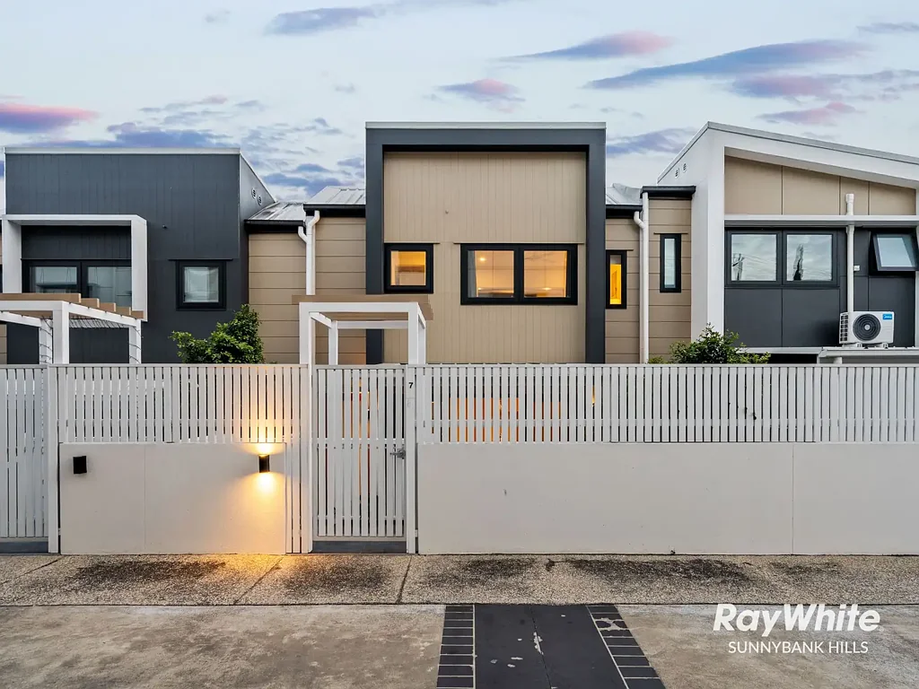 Greenslopes 4房 2023全新三层联排 4卧3卫双车库 Miele电器 管道空调 宠物友好 社区步行公交医院 Stylish 4-Bedroom 2 Years Townhouse Offering Lifestyle & Convenience in Greenslopes