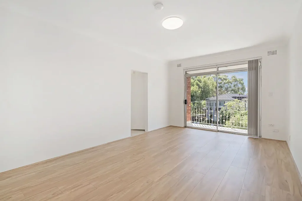 Spacious 2 Bedroom Apartment Conveniently Located!
