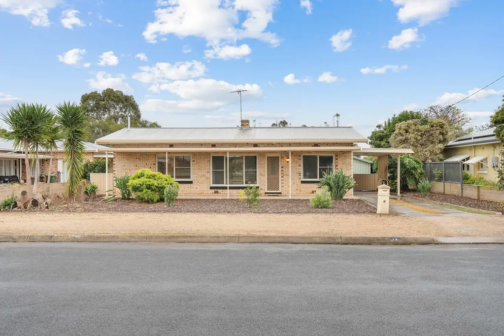 Tailem Bend 3 Bedroom Classic Brick Charm with Room to Grow