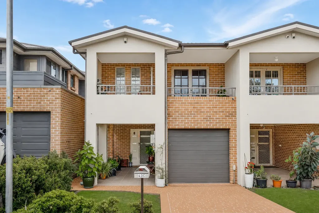 Ingleburn 3Zimmer Modern Family Home | Solar & Water Tank | Prime Ingleburn Location