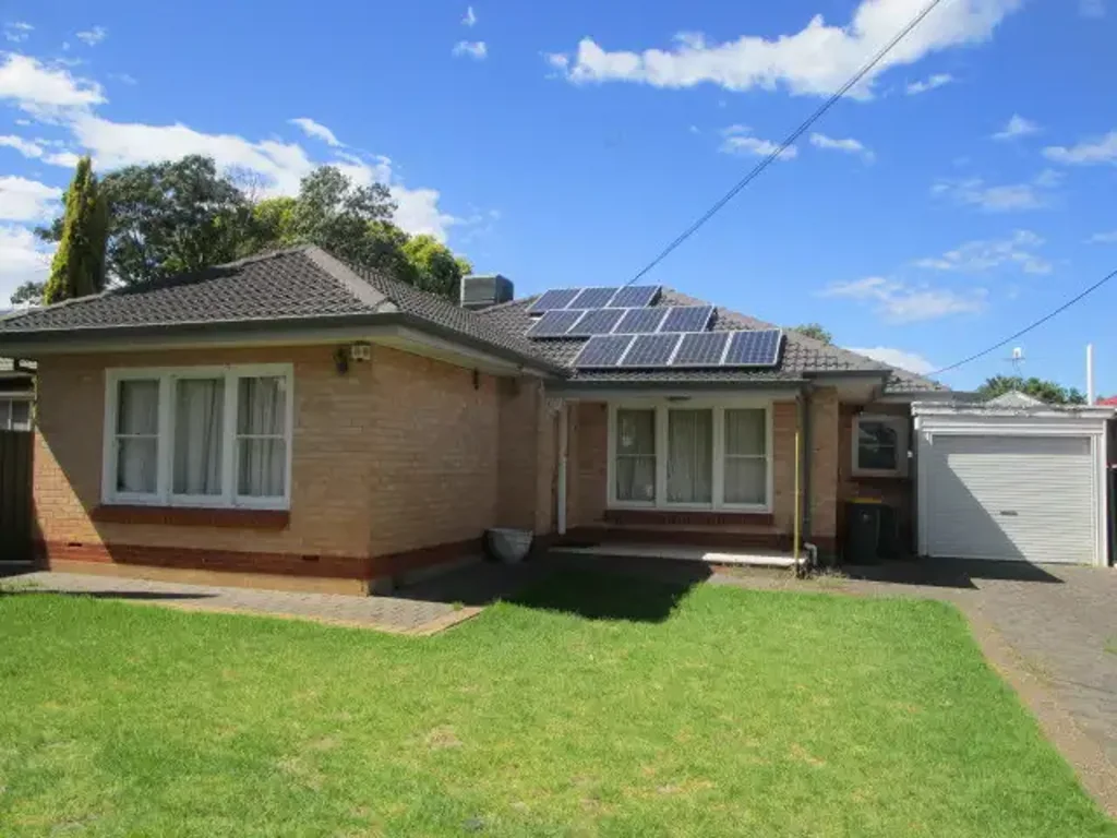 3-4 BEDROOM HOME WITH SOLAR!