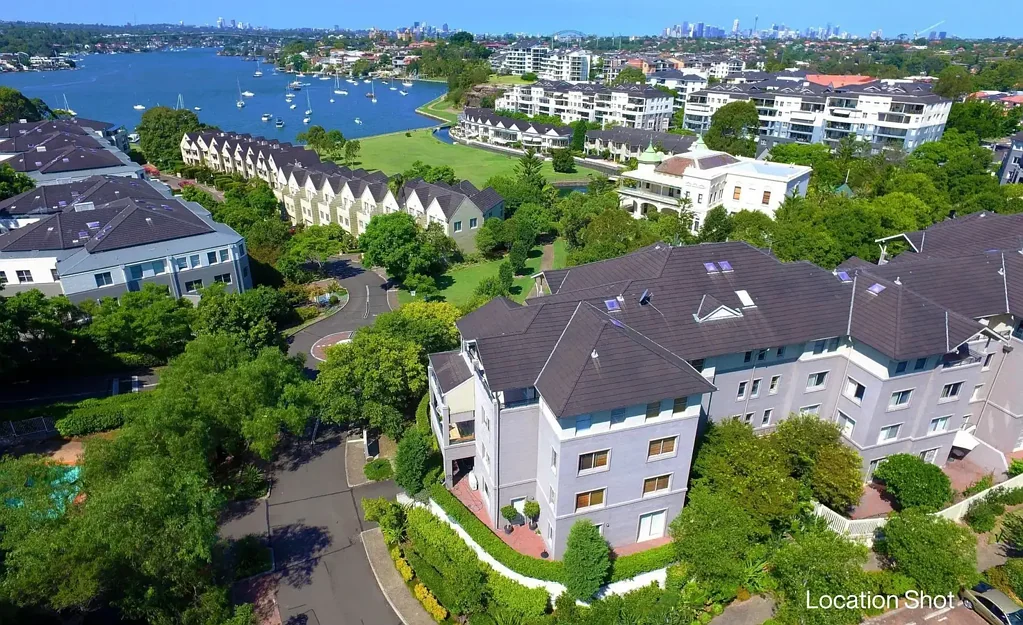 SPACIOUS 2 BED APARTMENT ,TANDEM GARAGE, POOL AND TENNIS COURT