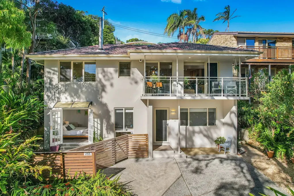 Beautiful home with views & 5 min walk to beach
