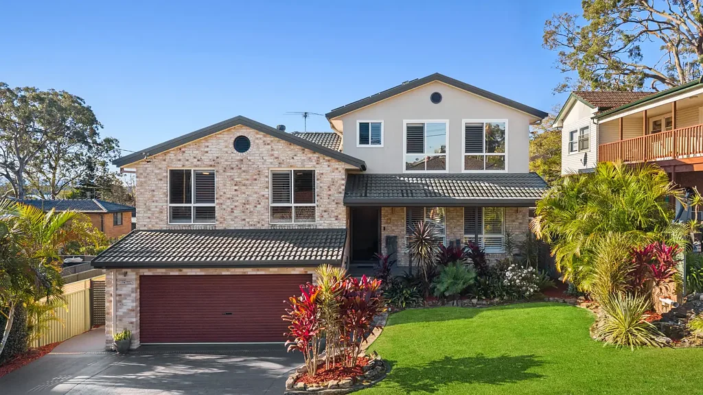 Mannering Park 5房  Modern Coastal Luxury with a Private Parents' Retreat
