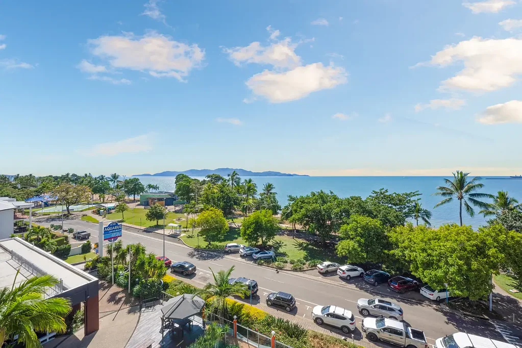 North Ward 1બેડરૂમ BEAUTIFULLY RENOVATED FOURTH FLOOR UNIT WITH STUNNING VIEWS