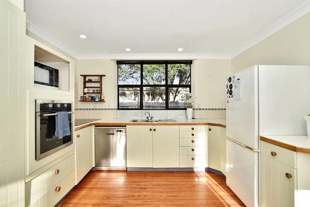 Mount Maunganui 4침실 Family Home, Renovator's Dream, Investment Gem!
