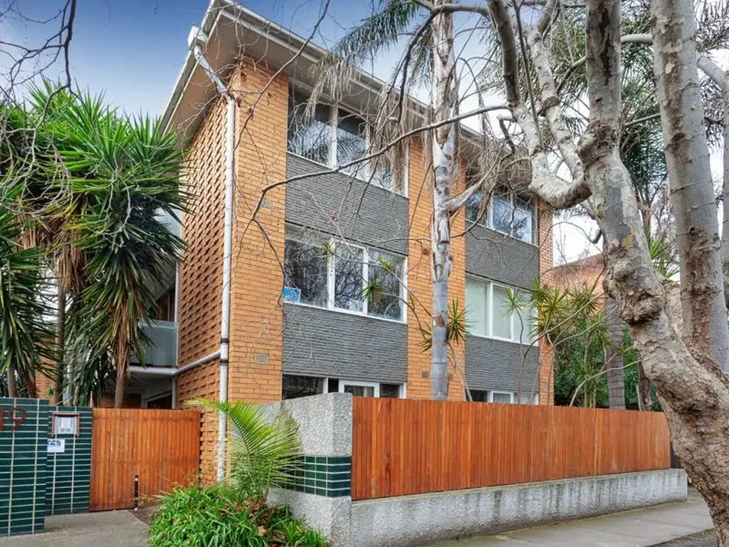 Bright Two-Bedroom Apartment with Excellent Outdoor Space