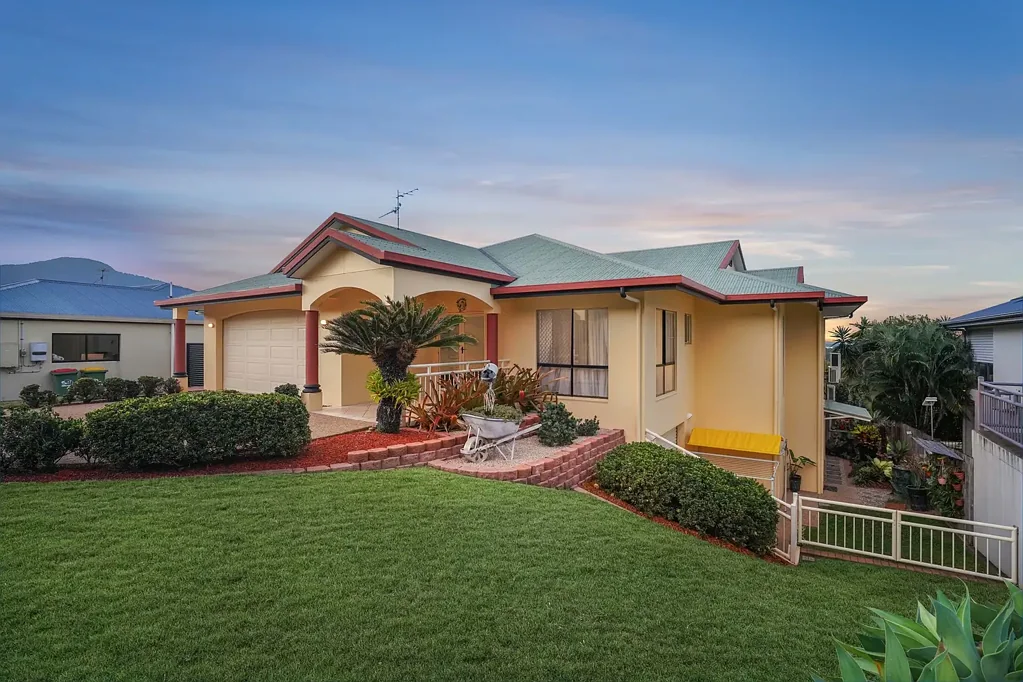 Redlynch 4 Bedroom Your Tropical Haven Awaits...