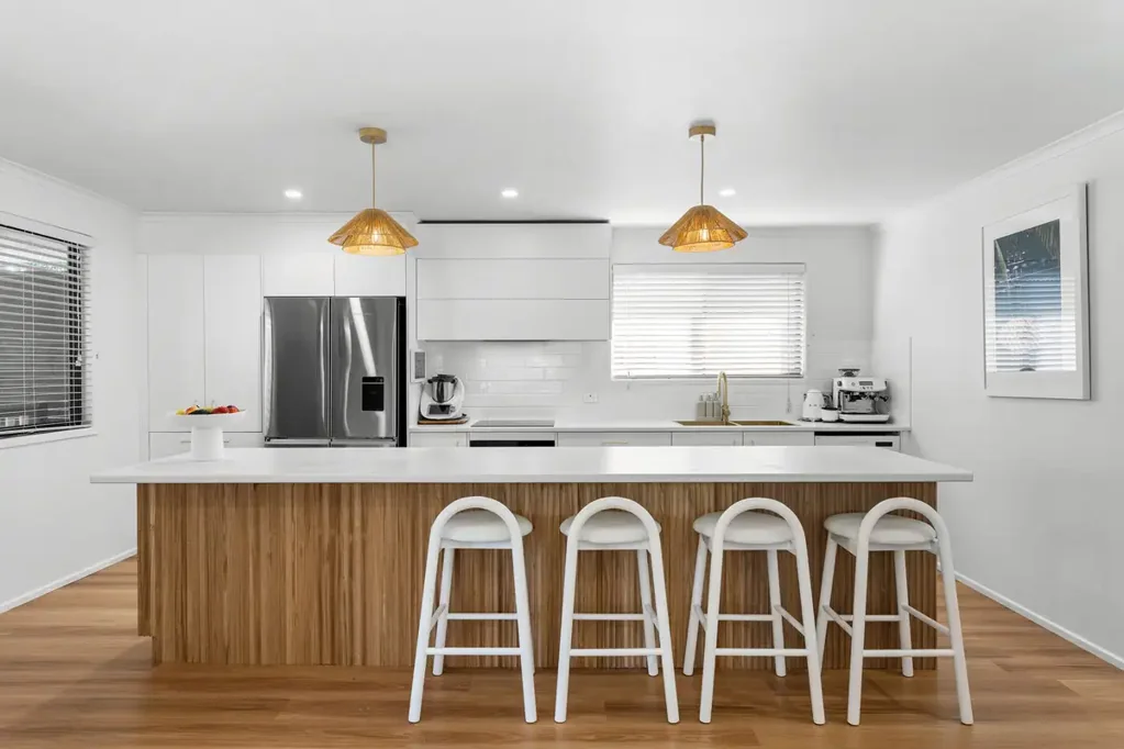 Thorneside 3 Slaapkamer Renovated Family Home with Bushland Backdrop and Exceptional Outdoor Living