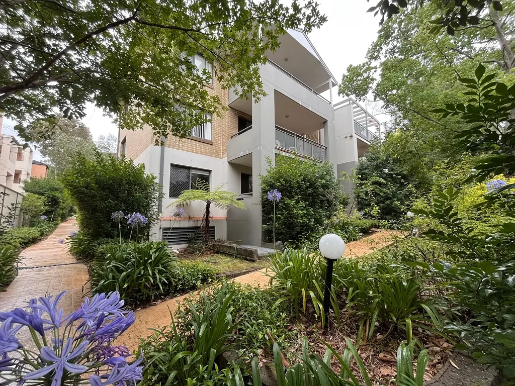 MODERN IN ULTRA CONVENIENT SETTING CLOSE TO VIBRANT SHOPPING VILLAGE, TRANSPORT & SCHOOLS