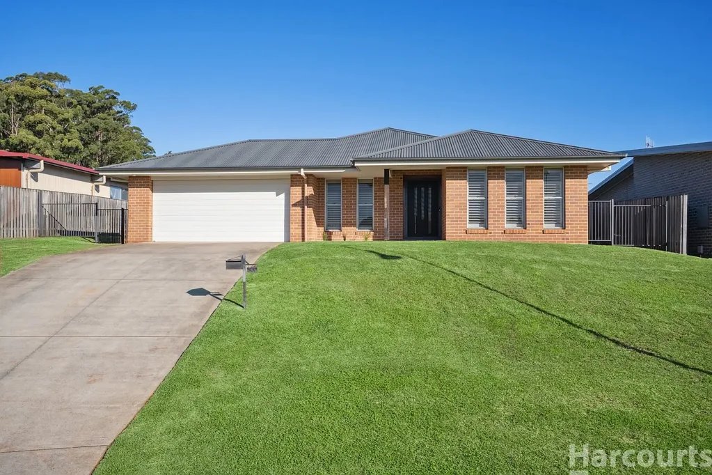 Port Macquarie 3房  Elevated, Sun-Drenched Family Home with Side Access
