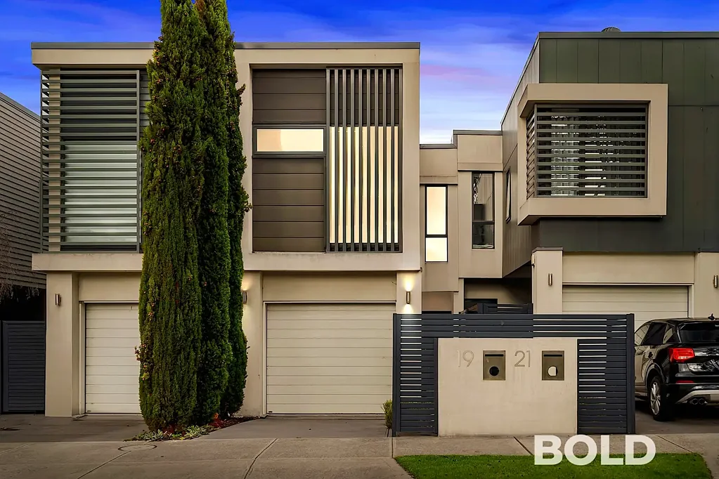 Ivanhoe 3 Bedroom Stylish Townhouse Living in Ivanhoe