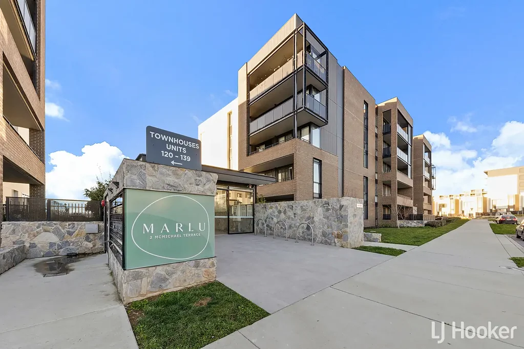 Modern 1 Bedroom + Study Apartment with Stunning Canberra Vi