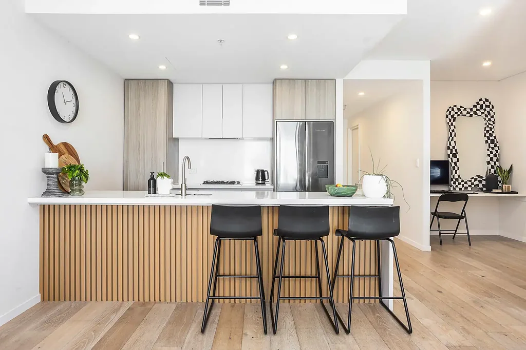 Kirrawee 2房 South Village中心公寓 宽敞露台94平米 北向采光 美食厨房 设计师装修 安全车位 步行生活圈 RETREAT.