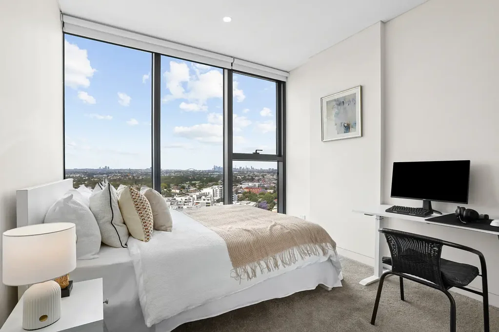 Homebush 3Moenga Luxury Apartment with Breathtaking Harbour Bridge & City Skyline Views