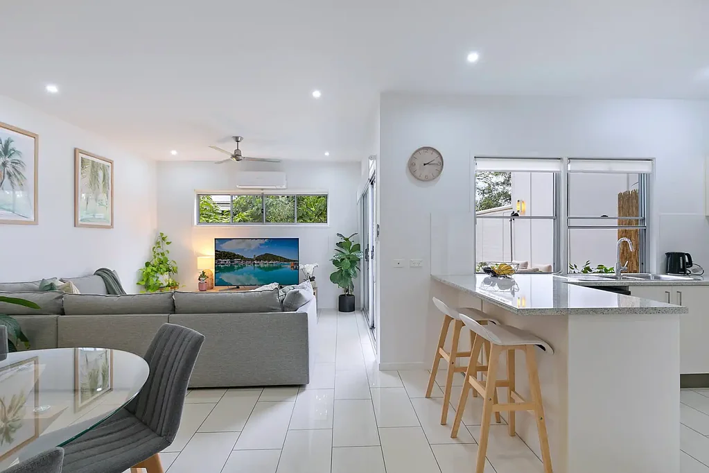Carina Heights 3침실 Stylish, Private Townhouse in Great Location!
