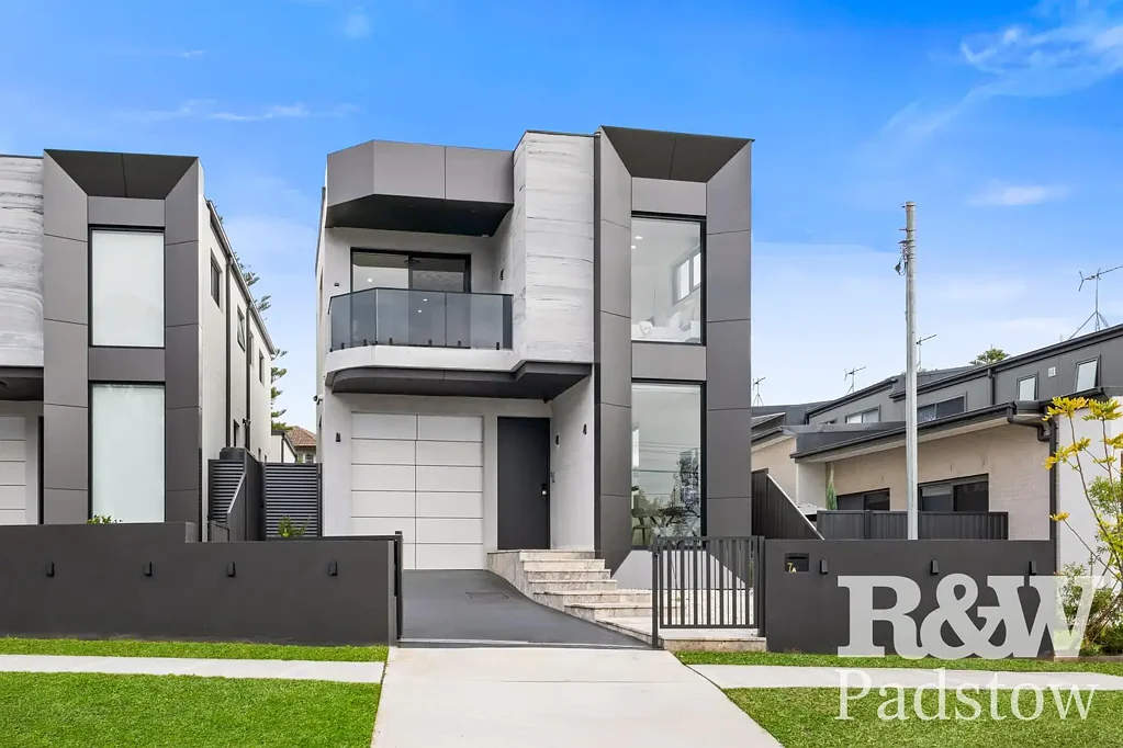 Casula 5 Bedroom Luxury Full brick Five-Bedroom Home in Prime Location