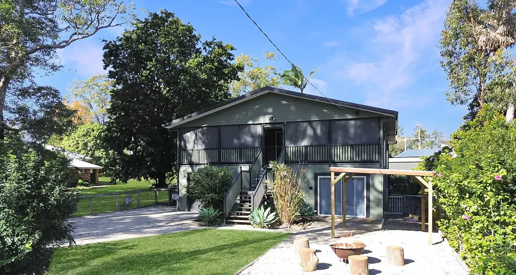 Macleay Island 3房 宽敞819m²全围栏地 高地住宅 12米前甲板 开放式生活区 设备齐全厨房 易打理乙烯基地板 主卧带独立卫浴 楼下多功能空间 步行至学校超市 Island Living with Room for the Whole Family!