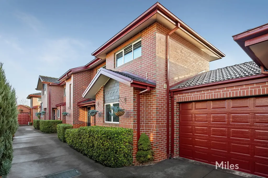 Heidelberg Heights 2房 建筑师设计 精品社区 半正式花园 双层玻璃窗 商业级地毯 明亮浴室 开放式生活区 悬浮木地板 设计师厨房 全砖车库 UNDER CONTRACT